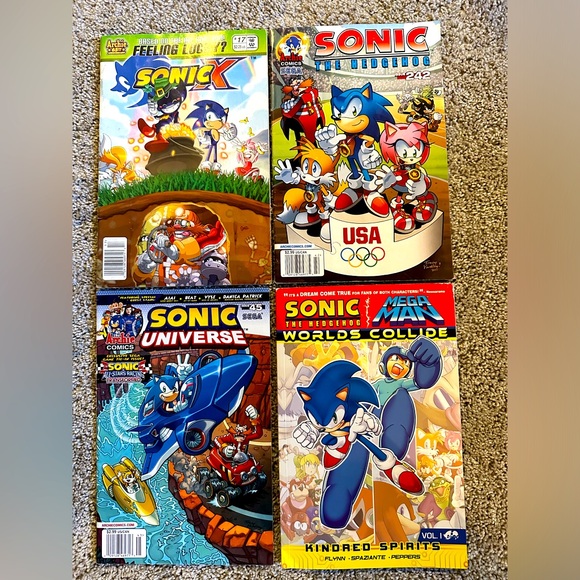 Sonic comics and Sonic and Mega Man book - Picture 1 of 1